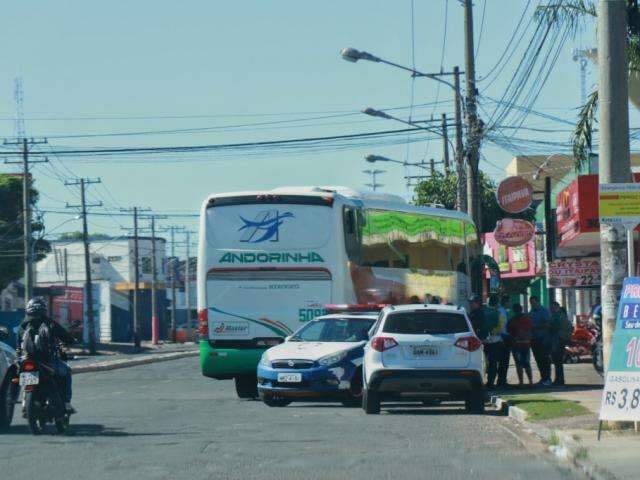 Motociclista fica ferido ap&oacute;s atingir traseira de &ocirc;nibus na Coronel Antonino