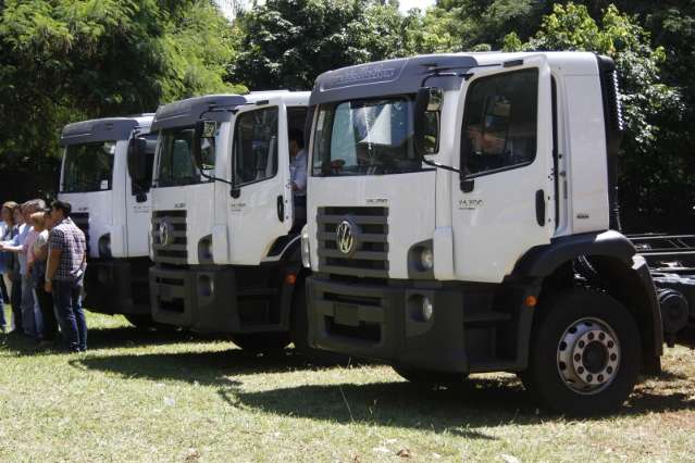 Com recursos do PAC 2, munic&iacute;pios recebem 64 caminh&otilde;es basculantes em MS