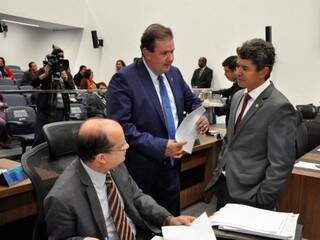 Deputados José Carlos Barbosa (DEM), Eduardo Rocha (MDB) e Rinaldo Modesto (PSDB), durante sessão (Foto: Luciana Nassar/ALMS)