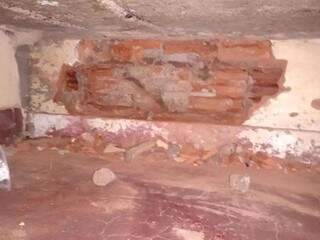 Presos fizeram buracos na parede da cela 6 (Foto: Ta Na Midia Naviraí)