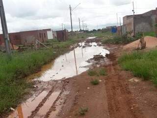 Segundo reclamações dos moradores, a lama está impedindo o tráfego de veículos pelo local. (Foto: Direto das Ruas)