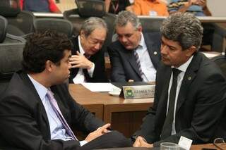 À esquerda, o deputado Beto Pereira com o líder do governo, Rinaldo Modesto, ambos do PSDB. (Foto: Roberto Higa e Victor Chileno/ALMS)