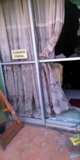 Moradores quebraram a porta da residência do acusado. (Foto: Divulgação)
