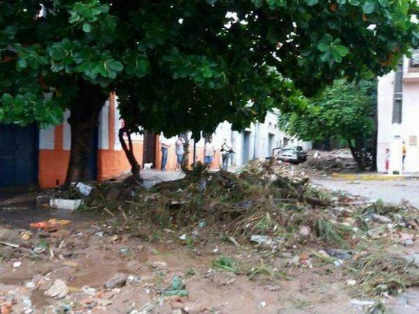 Deslizamento de encosta ap&oacute;s chuvas deixa duas fam&iacute;lias desabrigadas