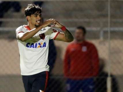 Flamengo goleia Paraná fora de casa e assume vice-liderança do Brasileirão