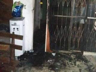 Fogo destruiu porta, forro e objetos da igreja (Foto: Naviraí na Net)