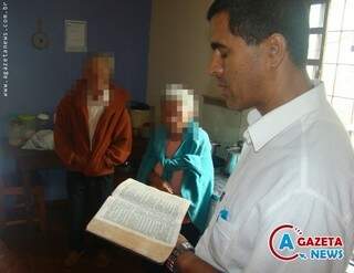 Pastor da igreja foi ao imóvel rezar pelos moradores da casa (Foto: A Gazeta News)
