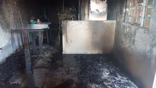 Mulher coloca fogo em resid&ecirc;ncia e &eacute; resgatada por adolescente