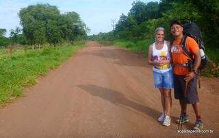 Nilson e dona Jô, esposa de Ceará, uma das pessoas que acolheu a dupla. (Foto: Sopa de Pedra)