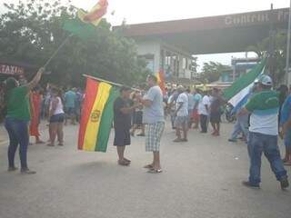 Manifestantes na fronteira com a Bolívia, em Corumbá, comemoravam renúncia (Foto: Diário Corumbaense)