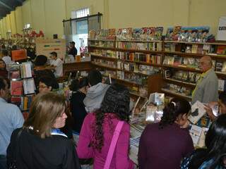 Feira também oferece livros populares pelo preço máximo de R$ 10,00. (Foto: Arquivo/Minamar Júnior)