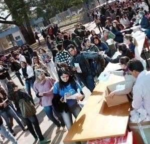 Professores universit&aacute;rios d&atilde;o dicas sobre mercado de trabalho em feira gratuita