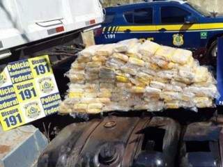 Tabletes com 94 quilos de cocaína apreendidos durante fiscalização. (Foto: PRF) 