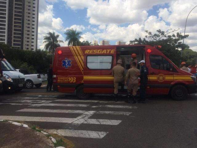 Jovem fica gravemente ferido ap&oacute;s colis&atilde;o em cruzamento com sem&aacute;foro desligado