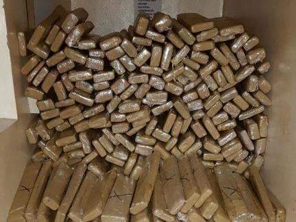  Motorista tenta fugir, agride policiais e acaba preso com 715kg de maconha