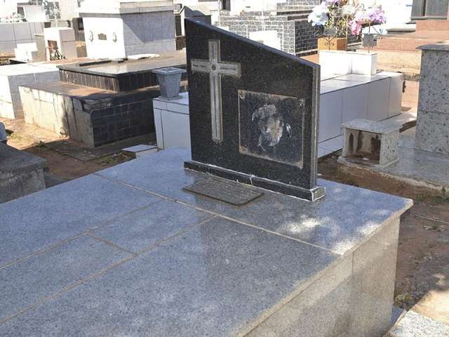 Pol&iacute;cia investiga furto em cemit&eacute;rio e prende homem por vender placas