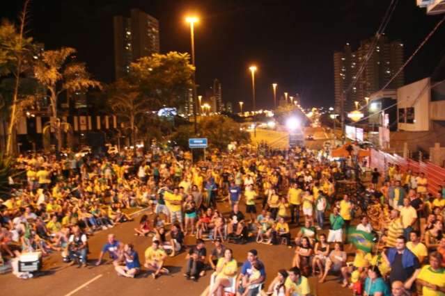 Vota&ccedil;&atilde;o j&aacute; dura quatro horas e manifestantes persistem em avenida
