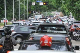 Motoristas e pedestres sofrem com trânsito lento na região central. (Foto: Alcides Neto)