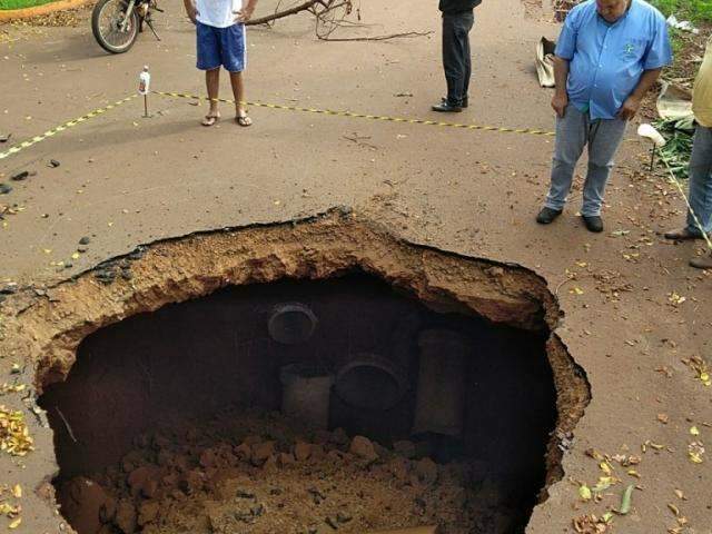 Rua &eacute; interditada ap&oacute;s chuva abrir buraco de cinco metros no asfalto