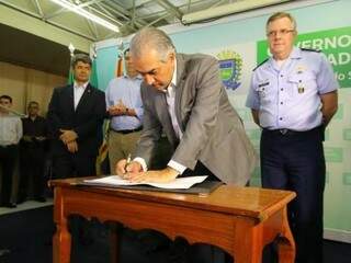 Governador Reinaldo Azambuja assina termo de cooperação. (Foto: André Bittar)