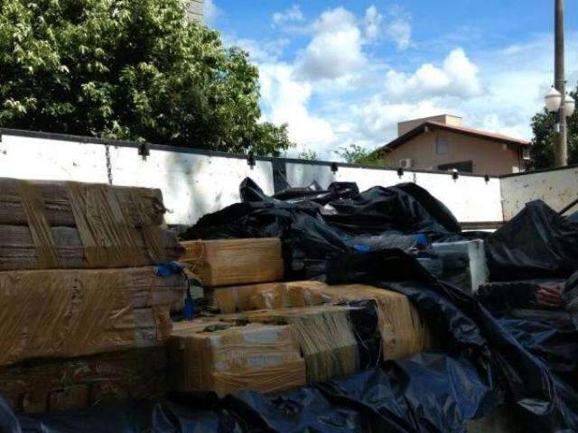 Tr&ecirc;s toneladas de maconha e 23 kg de coca&iacute;na s&atilde;o apreendidas em caminh&atilde;o