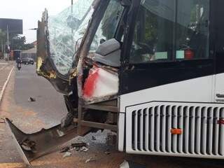 Ônibus articulado levava passageiros quando se envolveu em acidente por volta das 7h40 (Foto: Direto das Ruas)