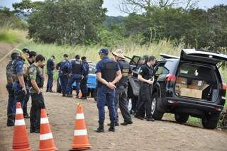 Policiais militares e federais foram à fazenda nessa quinta-feira. (Foto: João Garrigó)