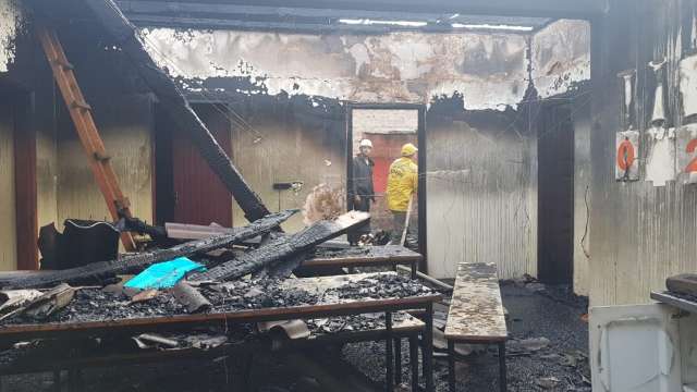 Fogo destr&oacute;i sede de projeto social, que atende 145 crian&ccedil;as 