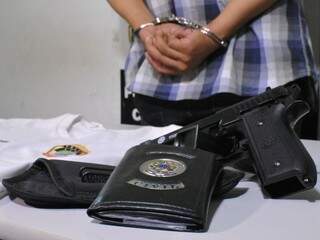Vargas usava camiseta, carteira com distintivo e arma falsos para fingir ser policial. (Foto: Alcides Neto)