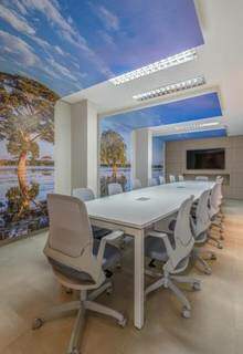 Os painéis de gesso com a foto da paisagem pantaneira foram fundamentais para mudar a percepção do espaço da sala de reunião.(Foto: Janaina Lott)