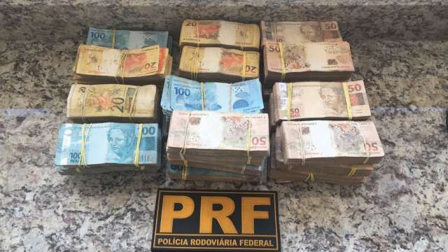 G&ecirc;meas e jovem s&atilde;o flagrados com R$ 295 mil em fundo falso de carro