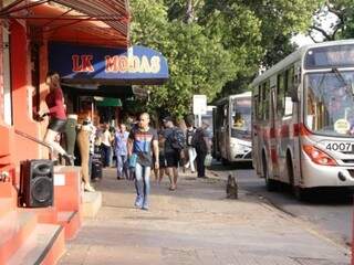 Com as alterações previstas, ônibus terão faixa exclusiva e vão andar mais rápido, segundo o projeto. (Foto: Kisie Ainoã)