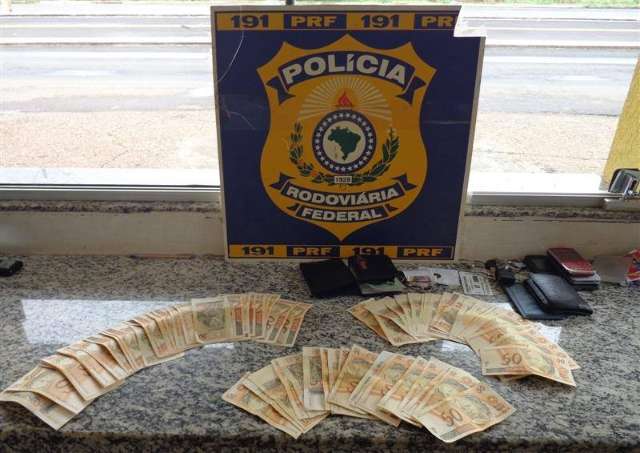 Grupo paga combust&iacute;vel com notas falsas e PRF apreende R$ 5,6 mil