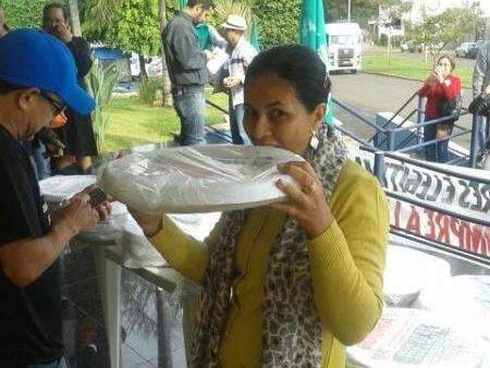 Em greve h&aacute; 45 dias, professores distribuem pizzas em protesto