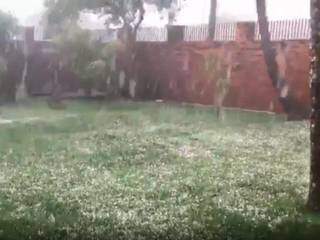 Chuva de granizo durou por cerca de meia hora em diferentes regiões de Maracaju. (Foto: Facebook/Maracaju em Foco/Reprodução)