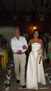 De noiva e buquê, Karla entrou com o pai. (Foto: Luiz Claudio Fogaça)