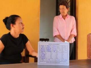 Cristiane e mãe, Evanilda, relatam dificuldades na busca por vacina antirrábica. (Foto: Marcos Ermínio)