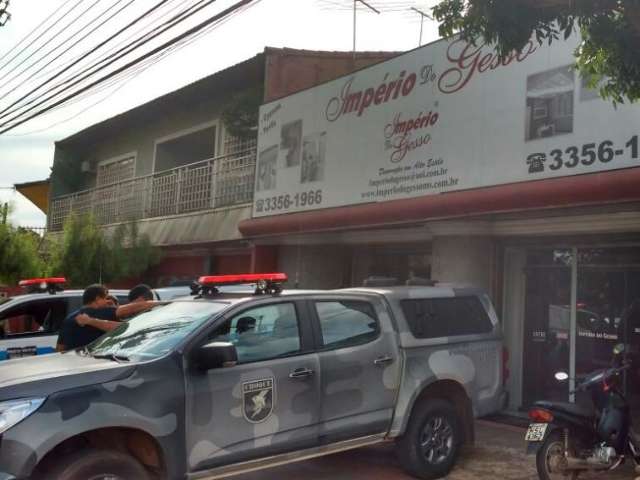 Atendente baleada pelo ex sai do CTI, mas continua internada em estado grave