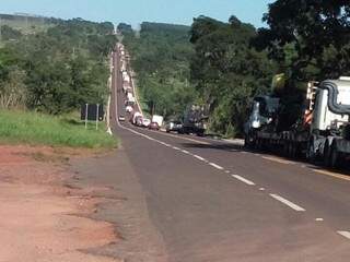 Congestionamento formado ao longo da BR-262 durante bloqueio de sem-terra (Foto: Valdir Montserrat Spindola/Direto das Ruas)