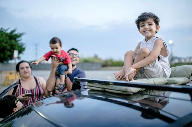 Drive-in volta no tempo com cinema ao ar livre para ver filmes sem sair do carro