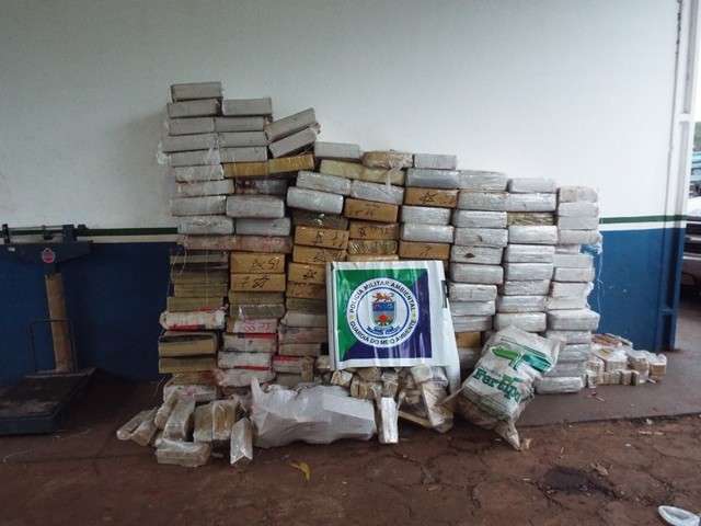 Motorista abandona camionete com quase 2 toneladas de maconha em Dourados