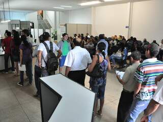 Clientes enfrentam fila e espera no Posto de Identificação. (Fotos: João Garrigó)