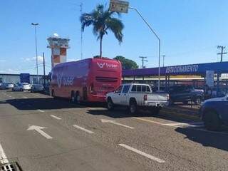 Ônibus de empresa que presta serviço à Buser foi parado e apreendido nesta tarde (Foto: Divulgação)