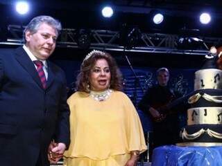 Ângela Maria com o marido Daniel, no aniversário de 84 anos da cantora. (Foto: Rio News)