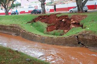 Além do asfalto, estruturas as margens de córregos também foram afetadas. (Foto: Simão Nogueira)