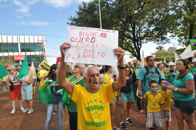 De verde e amarelo, cerca de 300 aguardam o in&iacute;cio dos protestos 
