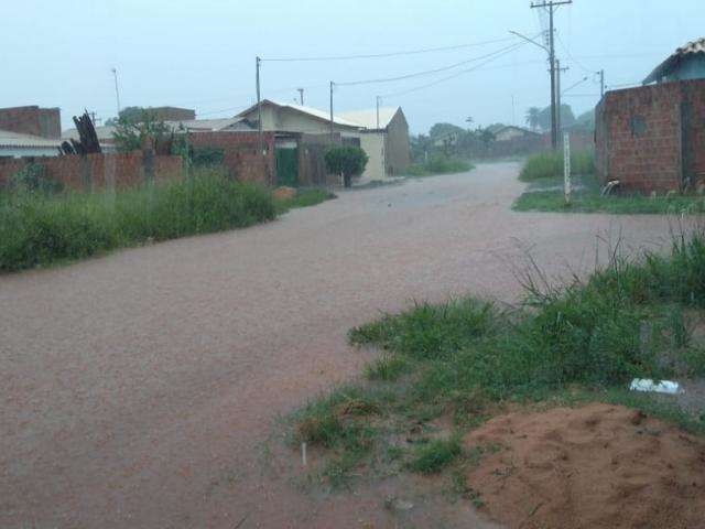 Quatro bairros ficam sem energia durante chuva forte na Capital