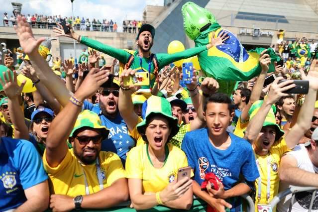 Torcida brasileira desfila confian&ccedil;a na vit&oacute;ria pelas ruas de Kazan