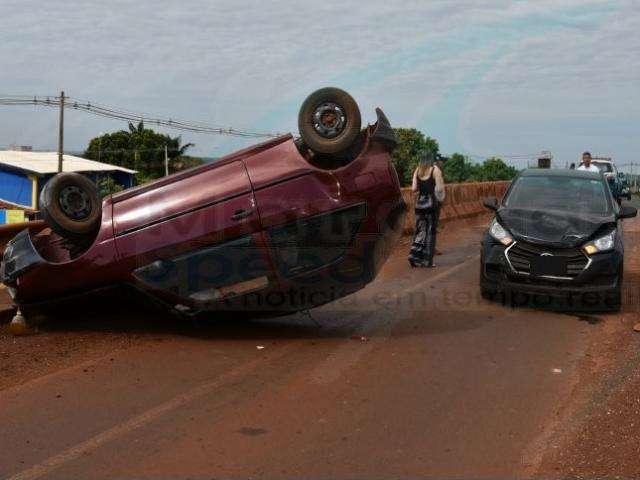 Colis&atilde;o entre ve&iacute;culos causa capotagem sobre viaduto da BR-267