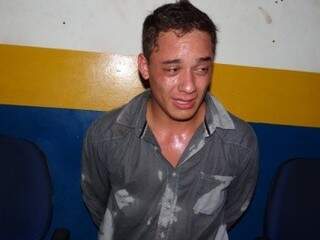 Rapaz é preso depois de fugir da polícia com mais de 1 tonelada de maconha. (Foto: 94 Fm Dourados/ Sidnei Bronka)